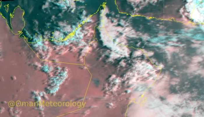 تشكل السحب وهطول أمطار خفيفة على المناطق الساحلية لبحر عمان