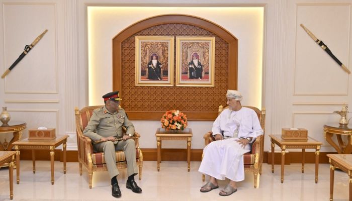 صاحب السُّمو السّيد نائب رئيس الوزراء لشؤون الدفاع يستقبل مسؤولًا باكستانيًّا