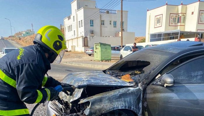 إخماد حريق شب بمركبة دون تسجيل إصابات