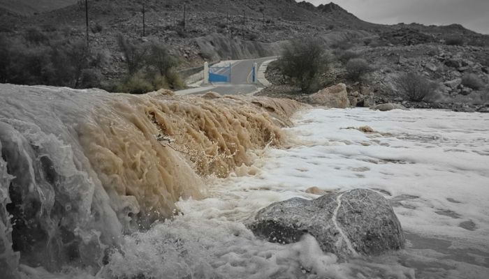 هطول أمطار غزيرة على نزوى والرستاق والعوابي ونخل