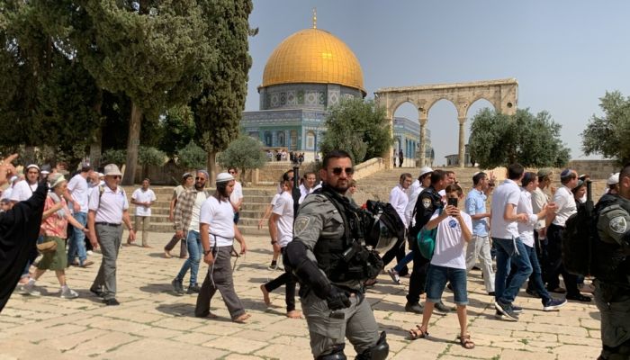 قطيع من الصهاينة يقتحمون باحات المسجد الأقصى المبارك