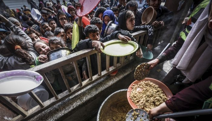 'الأونروا' تحذّر من اقتراب المجاعة في غزّة