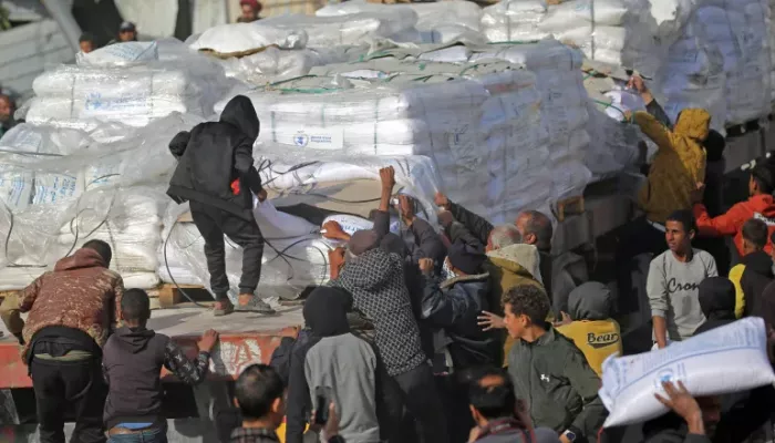 شاحنات المساعدات والوقود تدخل إلى غزة قادمة من مصر