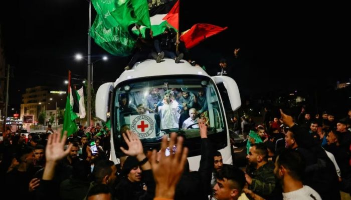 الاحتلال الإسرائيلي يفرج عن الدفعة الأولى من الأسرى الفلسطينيين