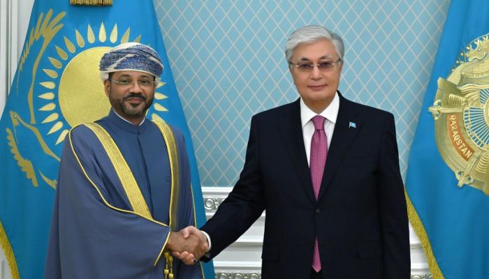 بالصور رئيس جمهورية  كازاخستان يستقبل وزيرالخارجية العماني