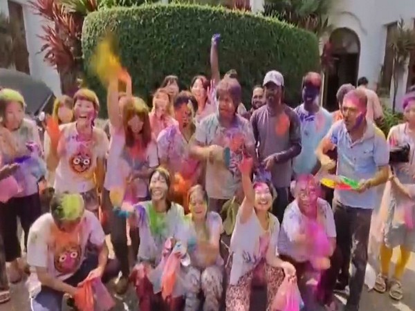 Japanese tourists celebrate Holi with zeal and enthusiasm