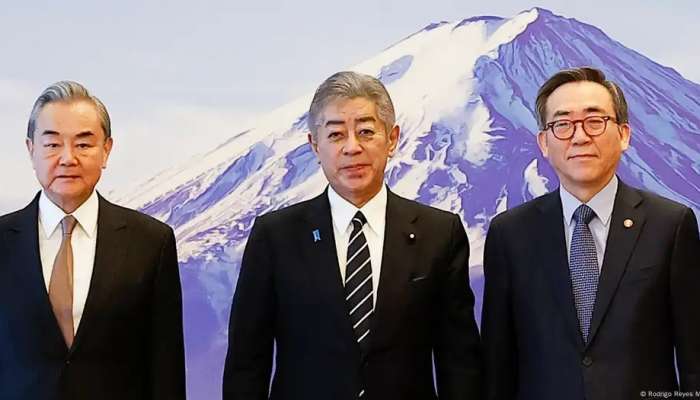 Japan hosts China, South Korea foreign ministers