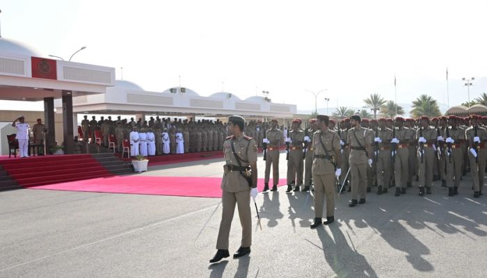 هتفوا ثلاثا بحياة حضرةِ جلالةِ السُّلطان.. تخريج دفعة من الجنود المستجدين بالجيش السُّلطاني العُماني
