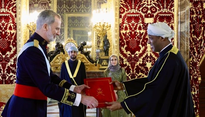 سفير سلطنة عُمان يقدم أوراق اعتماده لملك إسبانيا
