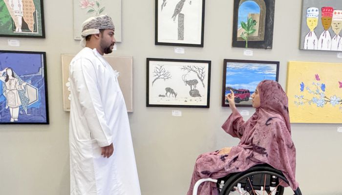 فن يتجاوز القيود: فنانون من ذوي الإعاقة يرسمون طريقهم في المشهد التشكيلي العُماني