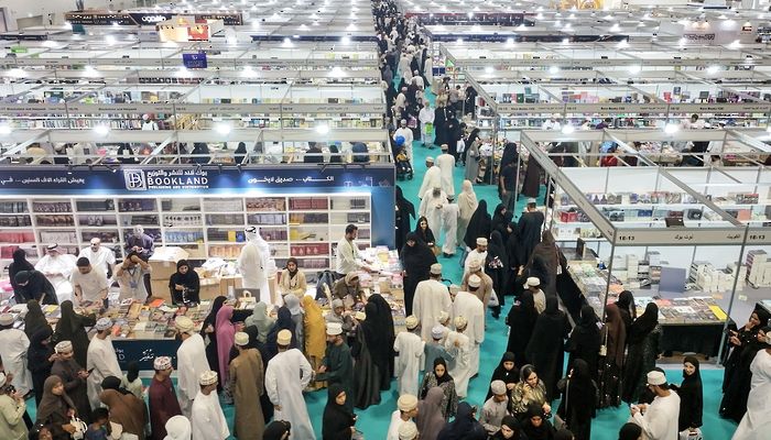 معرض مسقط الدولي للكتاب يسجل ارتفاعًا في عدد زواره بنسبة بلغت 64.81 بالمائة