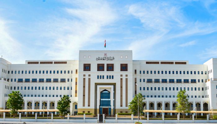 وزارةُ العمل: أكثر من 245 ألف منشأة لا تضمّ أي مواطن عُماني ضمن قواها العاملة بنسبة تعمين صفر بالمائة مقابل 1,1 مليون وافد