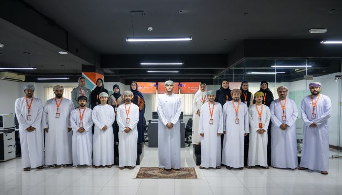 صاحب السمو السيد بلعرب بن هيثم يطلع على تجربة شركة "إي مشرف"