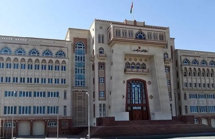 بعد الضجة المثارة على التواصل الاجتماعي بسبب أجهزة التكييف ببعض مدارس مسقط.. قرار بإعادة الصيانة والإحلال