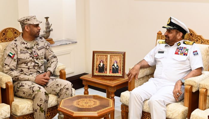 رئيس أركان قوات السُّلطان المسلحة يستقبل مسؤولاً عسكريًّا إماراتيًّا