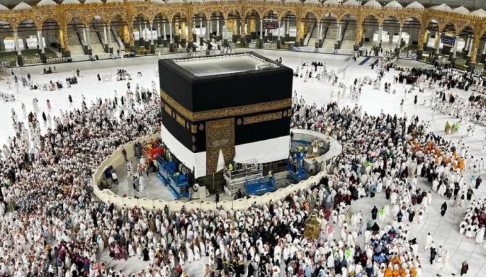 رفع الجزء السفلي من كسوة الكعبة المشرفة استعداداً لموسم الحج