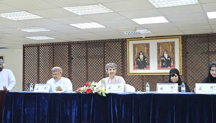 مكتبة دار الكتاب بصلالة تحتضن ندوة قراءة في كتاب الموارد البشرية