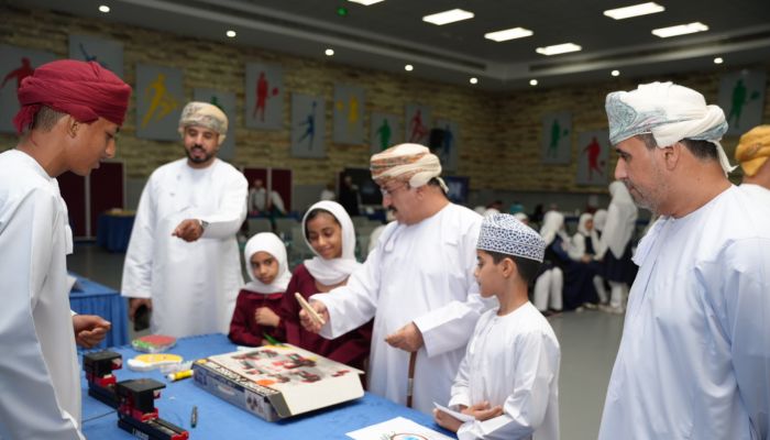 تكريم نخبة من الطلبة المجيدين في الربوت والذكاء الاصطناعي والابتكار بمحافظة مسقط