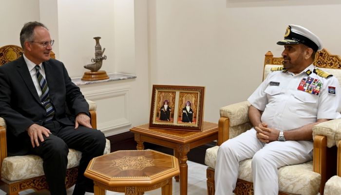 رئيس أركان قوات السلطان المسلحة يستقبل وفد الكلية الملكية البريطانية للدراسات الدفاعية
