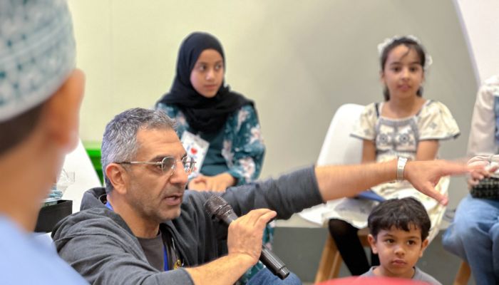 كاتب أردني: الأطفال العمانيون الباحثون عن المعرفة لديهم استعداد للدخول في حوار عميق حول أفكار فلسفية