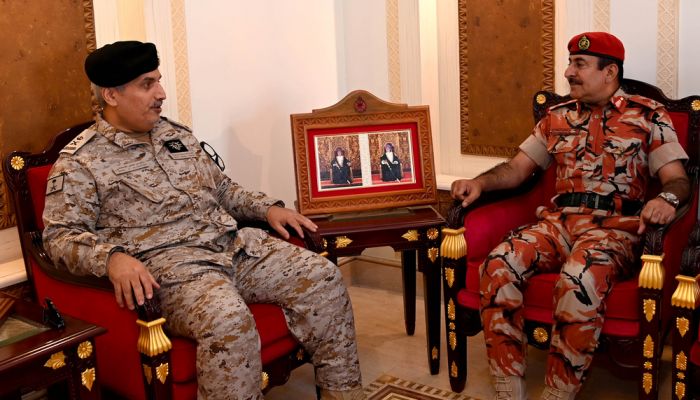 قائد الجيش السلطاني يستقبل رئيس وفد هيئة إمدادات القوات المسلحة بالسعودية