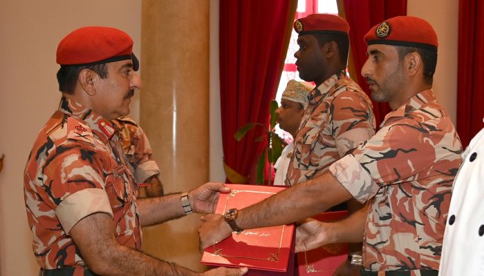 قائد الجيش السلطاني العُماني  يكرم فريق الإعاشة الحاصل على المركز الأول على مستوى العالم