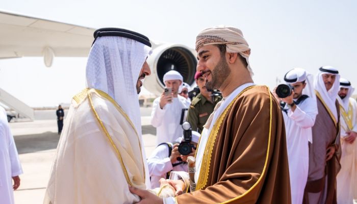 ولي عهد دبي يصل إلى البلاد