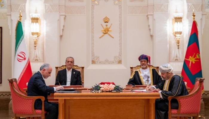 جلالة السُّلطان المعظّم والرئيس الإيراني يشهدان التوقيع على عددٍ من الاتفاقيات ومذكرات التفاهم