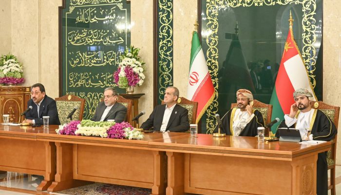 الرئيس الإيراني يؤكد على ضرورة رفع حجم التبادل التجاري مع سلطنة عمان إلى 30 مليار دولار