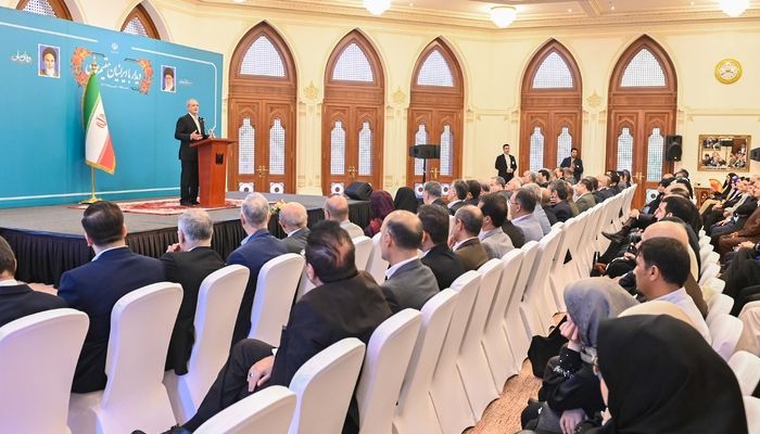 الرئيس الإيراني يلتقي الجالية الإيرانية في مسقط