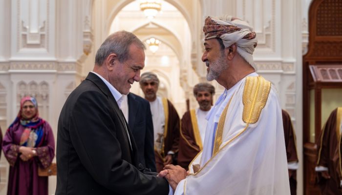 جلالة السُّلطان يودّع الرئيس الإيراني بقصر العلم العامر بعد مأدبة الغداء