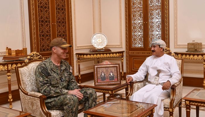 وزير المكتب السلطاني يستقبل قائد القيادة الوسطى لقوات البحرية الأمريكية