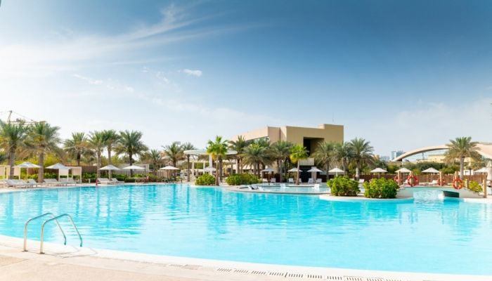 "إرث" أبوظبي يُطلق عروض الإقامة الصيفية على شاطئ البحر