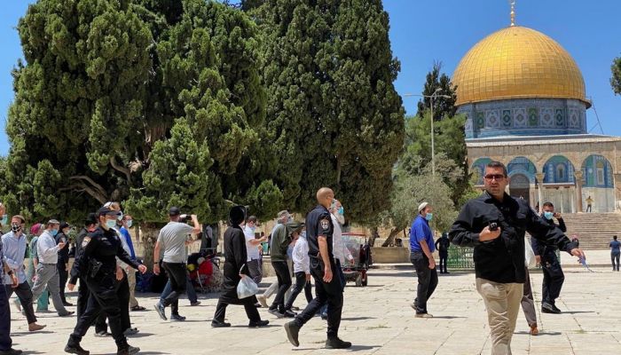 مستوطنون يقتحمون المسجد الأقصى تحت حماية قوات الاحتلال