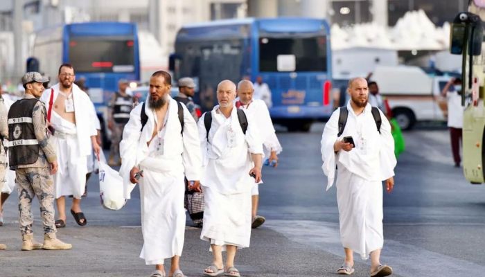 حجاج بيت الله يتوافدون إلى مشعر منى لقضاء يوم التروية