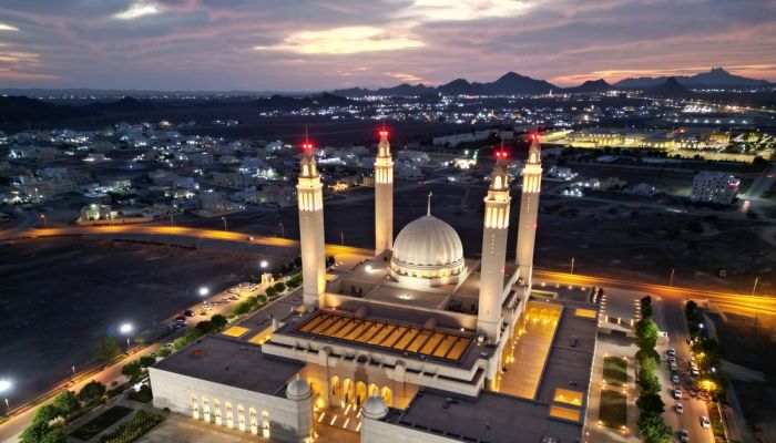 جامع السُّلطان قابوس في نزوى.. معلمٌ عمرانيٌّ يجسّد المكانة الدينيّة والثقافيّة لمحافظة الداخلية