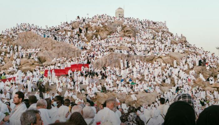 حجاج بيت الله الحرام يتوافدون إلى عرفات لأداء ركن الحج الأعظم