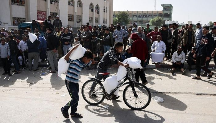 استشهادُ 12 فلسطينيًّا من منتظري المساعدات بقطاع غزة