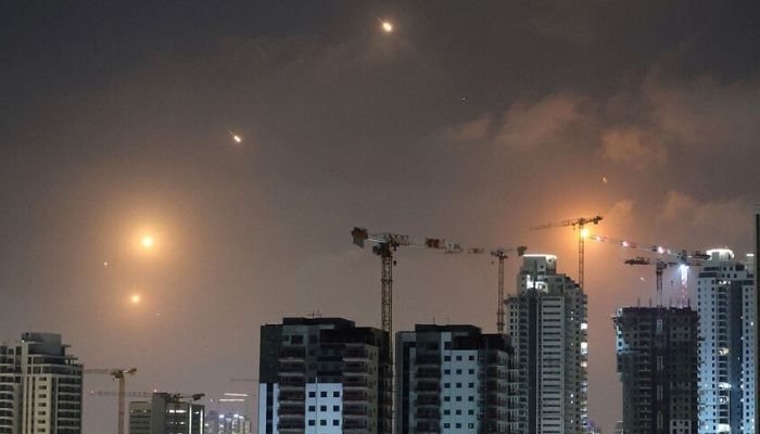 إيران تشن الآن هجوما صاروخيا على إسرائيل