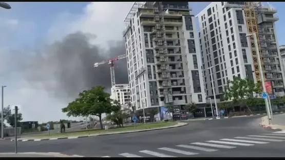 رشقة بنحو 30 صاروخا إيرانيا بسماء إسرائيل.. سقوط شظايا وإصابة مبنى في هرتسليا
