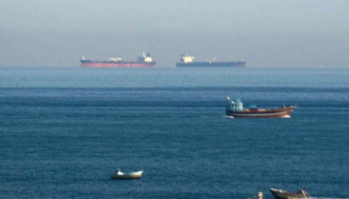 خفر السواحل الإماراتي يُجلي طاقم ناقلة نفط بعد تصادم في بحر عمان
