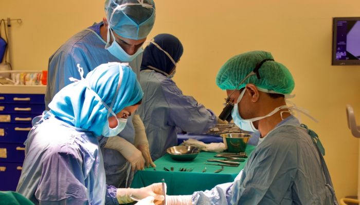 مستشفى خولة ينجح في إعادة زراعة يد مبتورة مع إصبعين في عملية نوعية ومعقدة