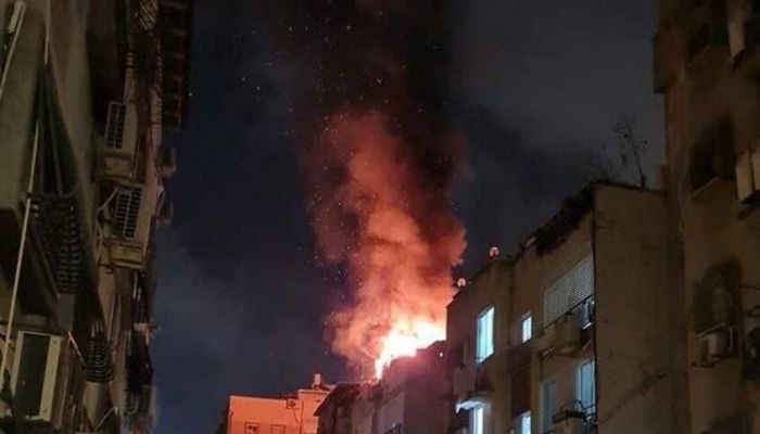 تفاصيل الهجوم الإيراني فجر اليوم..  نيران تتصاعد في مواقع بوسط تل أبيب بعد استهداف صاروخي