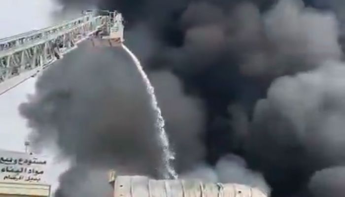 الدفاع المدني تواصل إخماد حريق في مخزن ببركاء