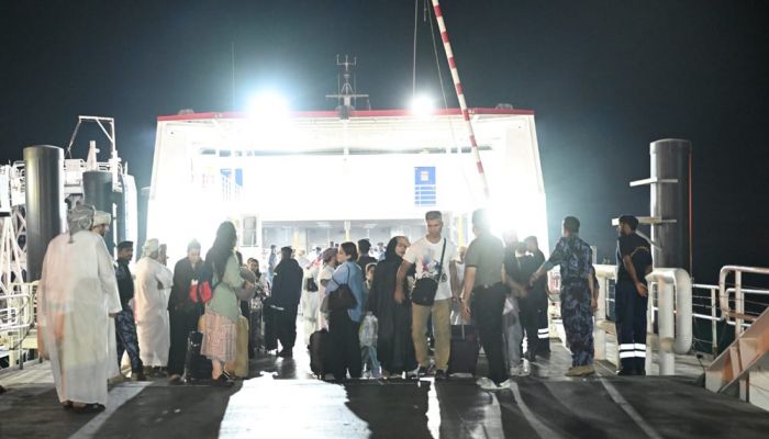 المرحلة السادسة من خطة الإجلاء.. عودة دفعة جديدة من العُمانيين عبر ميناء بندر عباس