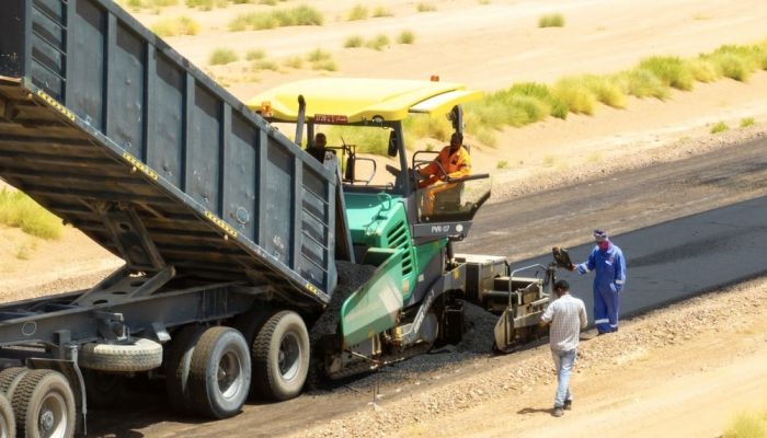 إبراء تزدهر بمشاريع تنموية وخدمية ضخمة بقيمة 10 ملايين ريال عماني: تحسين البنية التحتية ومعيشة المواطنين