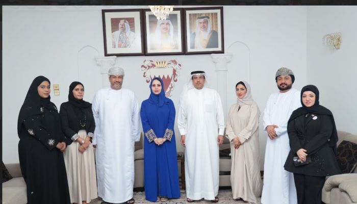 سفير مملكة البحرين لدى سلطنة عُمان يلتقي أعضاء جمعية الصداقة العمانية البحرينية