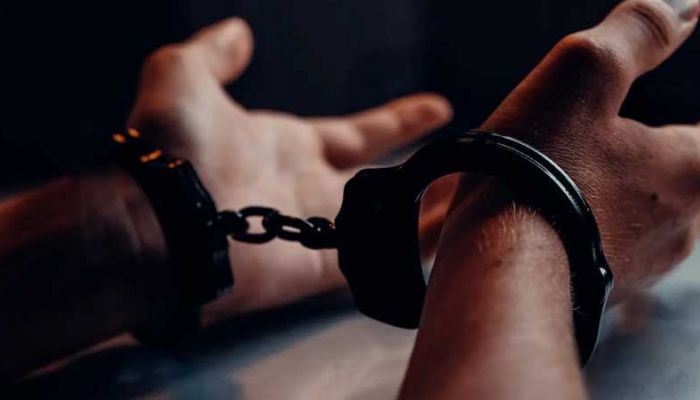 القبض على مواطنين اثنين لسلبهما وافدًا مبلغًا ماليًا بالإكراه
