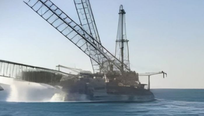 انقلاب بارج بحري في خليج السويس بمصر
