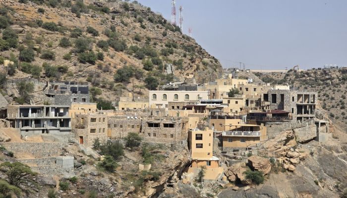 قرية العقر بولاية الجبل الأخضر وجهةٌ سياحيّةٌ وقيّمة مضافة للمنتج السياحي